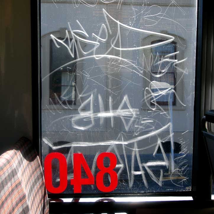 ANTIGRAFFITI-FILM Antigraffiti-film som beskytter ruten på en bil eller buss